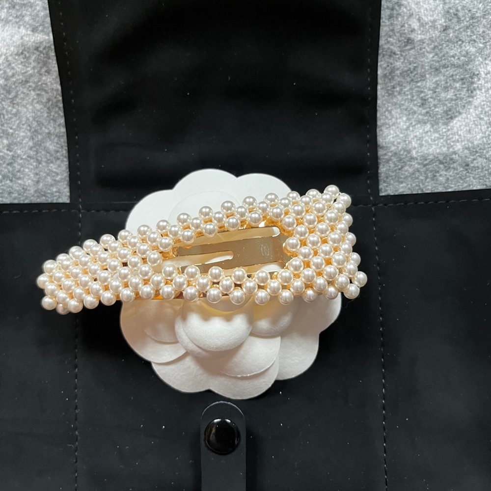 Authentc RARE Chanel Pearl hair clip from 2017 collection
